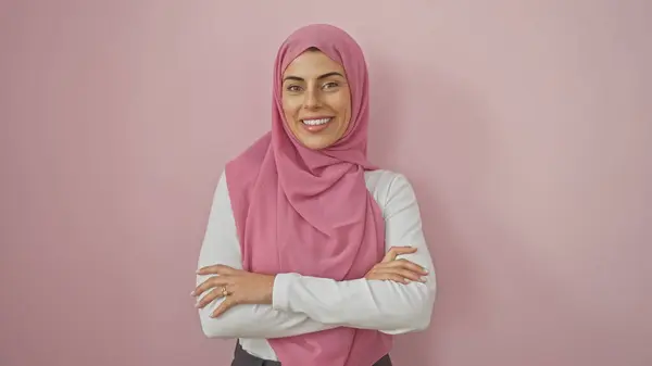 Mujer Joven Confiada Que Usa Poses Hijab Con Los Brazos — Foto de Stock