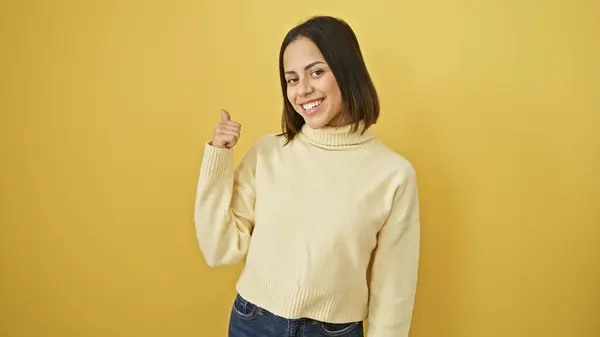 Sorrindo Jovem Hispânica Gestando Polegares Contra Uma Parede Amarela Vibrante — Fotografia de Stock