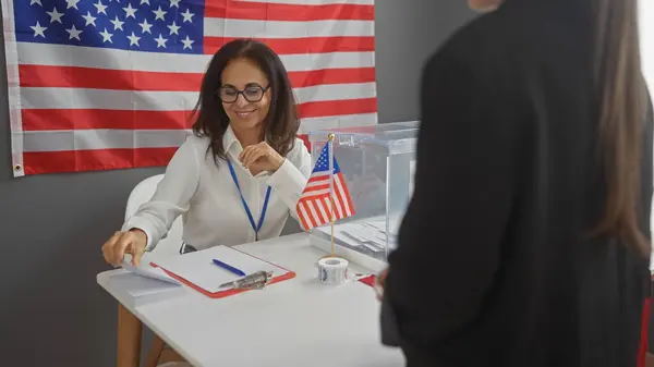 Mujer Oficial Asistiendo Votante Colegio Electoral Americano Con Bandera Fondo — Foto de Stock