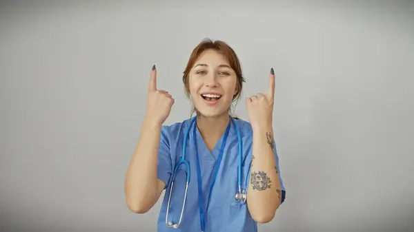 Une Jeune Infirmière Joyeuse Aux Tatouages Pointés Vers Haut Isolée — Photo