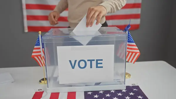 Bürger Bei Der Stimmabgabe Einem Wahllokal Hintergrund Amerikanische Flaggen — Stockfoto