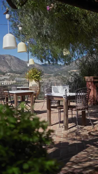 Una Terraza Restaurante Aire Libre Con Mesas Madera Platos Blancos — Foto de Stock
