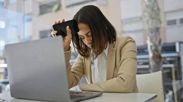 Stressed Young Hispanic Woman Desk Laptop Holding Her Phone Her — Stock Photo, Image