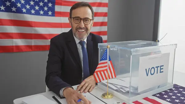 Reifer Mann Lächelt Wahllokal Mit Amerikanischer Flagge Und Wahlurne — Stockfoto
