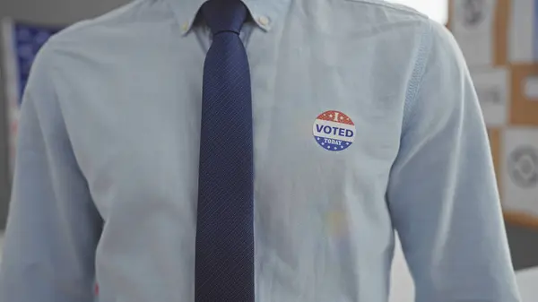 Detailní Záběr Muže Volební Nálepkou Kravatou Představující Americkou Občanskou Povinnost — Stock fotografie