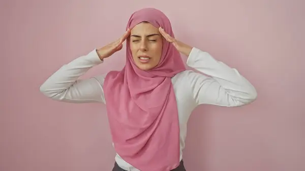 Una Joven Hiyab Rosa Expresando Dolor Cabeza Sobre Fondo Rosa — Foto de Stock