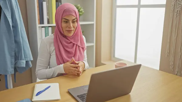 Une Femme Dans Hijab Engage Avec Ordinateur Portable Dans Cadre — Photo