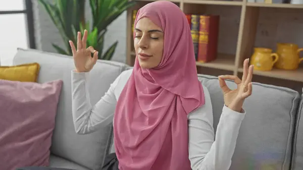Een Rustige Vrouw Een Roze Hijab Mediteert Een Grijze Bank — Stockfoto