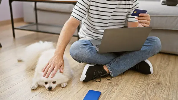 Young Caucasian Man Dog Using Laptop Credit Card Sitting Sofa — Stock Photo, Image