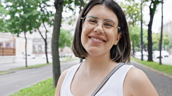 Ung Vacker Latinamerikansk Kvinna Tar Selfie Parken Wien — Stockfoto