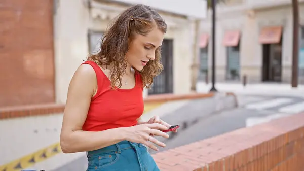 Kul Livsstil Ung Kvinne Seriøst Konsentrert Tekstmelding Med Smarttelefon Solrik – stockfoto