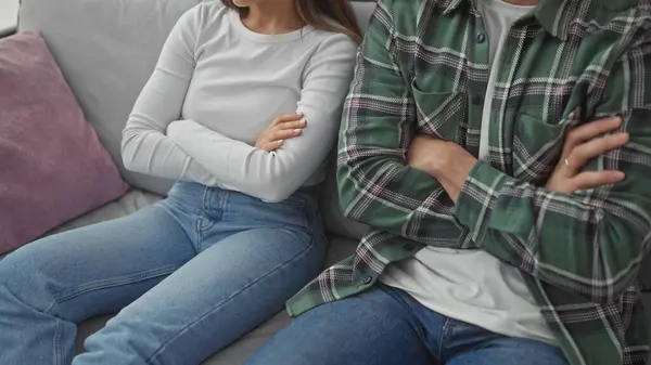 Man Woman Sit Arms Crossed Sofa Living Room Portraying Couple — Stock Photo, Image