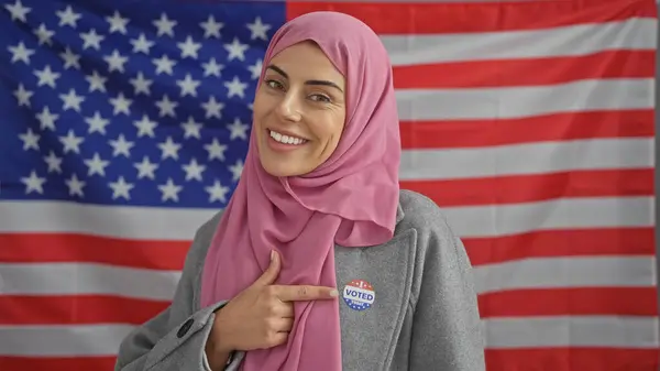 Smiling Woman Hijab Voted Sticker American Flag Background Representing Diversity — Stock Photo, Image