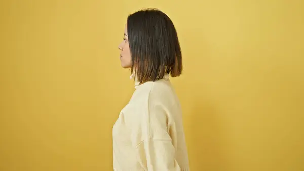 Young Hispanic Woman Poses Elegantly Yellow Background Exuding Beauty Confidence — Stock fotografie