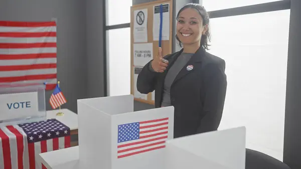 Улыбающаяся Женщина Показывает Большие Пальцы Кабинке Голосования Американскими Флагами Избирательном — стоковое фото