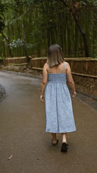 Kaunis Nuori Latino Nainen Yllään Lasit Kävely Pois Kyoto Bambu kuvapankkikuva