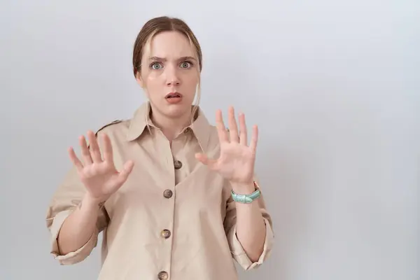 Ung Hvid Kvinde Iført Afslappet Skjorte Flytter Væk Hænder Håndflader Stock-billede