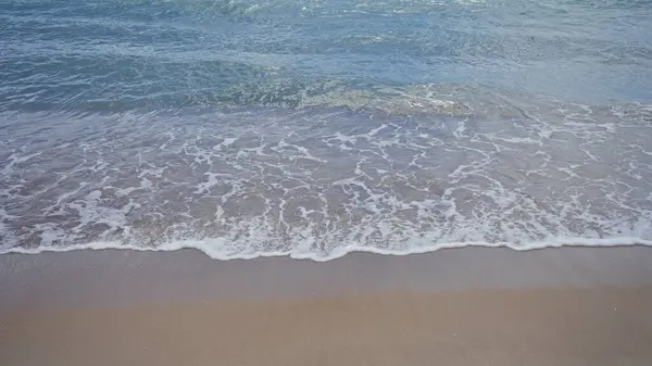 Tranquil Beach Scene Captures Gentle Lapping Foam Tipped Waves Sun ロイヤリティフリーのストック画像