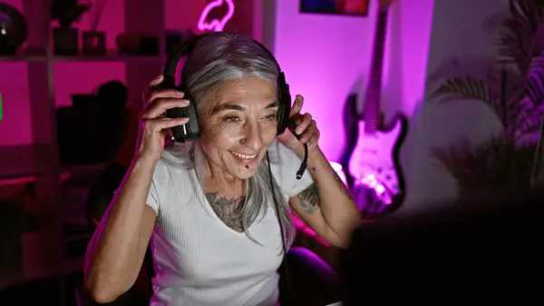 Αυτοπεποίθηση Μεσήλικας Γυναικάς Gamer Γκριζομάλλης Streamer Φορώντας Ακουστικά Σκοτεινό Δωμάτιο Εικόνα Αρχείου