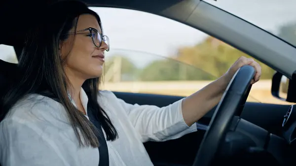 Jovem Bela Mulher Hispânica Dirigindo Carro Sorrindo Usando Óculos Estrada Fotografias De Stock Royalty-Free
