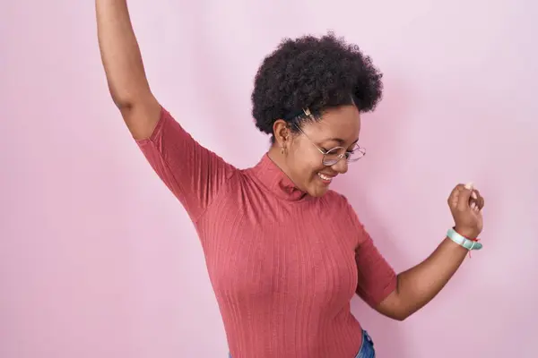 Beautiful African Woman Curly Hair Standing Pink Background Dancing Happy stockfoto
