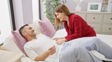 Sevgi dolu bir çift, yatak odalarında keyifli bir an geçirir. Şefkat, rahatlık ve paylaşılan özel bir alan..