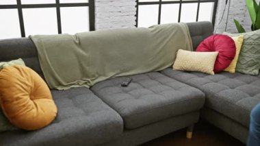 Bir kadın ve bir erkek, sıcak bir oturma odasında, sevgi ve arkadaşlığın somutlaştığı keyifli anları paylaşırlar..