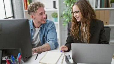 Bir erkek ve kadın ofiste dostça bir tartışmaya girişirler. Bilgisayarlarla, takım çalışmasıyla..