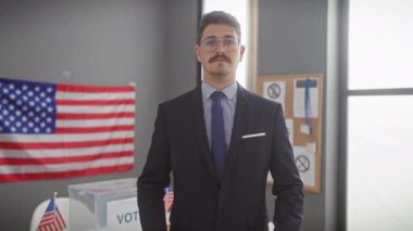 Takım elbiseli İspanyol bir adam. Amerikan demokrasisini sembolize eden bayrak ve oy sandığıyla imza attım..