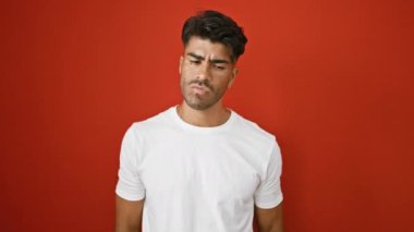 Yakışıklı, sakallı, genç, İspanyol bir adam... hayır diyor... canlı, kırmızı bir arka plan.
