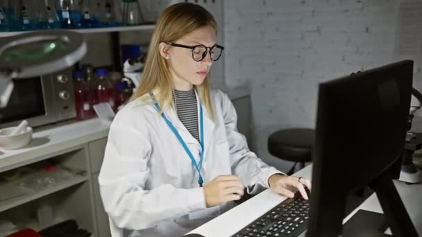 Ilmuwan Wanita Kaukasia Fokus Bekerja Dengan Komputer Laboratorium — Stok Video