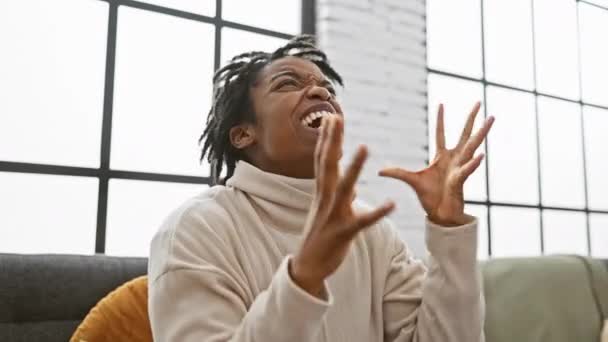 Frustrada Jovem Mulher Negra Com Dreadlocks Gritando Raiva Seu Sofá — Vídeo de Stock