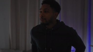 Afrika kökenli Amerikalı adam, doğal ifade, ortam aydınlatması ve metin için mekan gibi günlük giyinmiş..