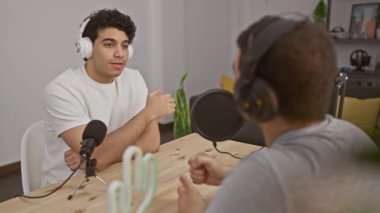 Modern bir stüdyoda profesyonel ses ekipmanlarıyla podcast kaydına giren iki adam..