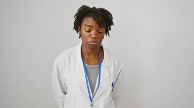 Üzgün genç siyahi kadın, işçi kıyafetli, üzgün, endişeli, depresyonda olduğunu ifade eden rastalar. Yüzünde korku, ağlama ve öfke vardı. beyaz arkaplanda izole.