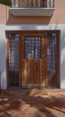 Geleneksel ahşap kapı, Meksika 'daki bir koloni evinin demirden detayları, kırsal mimarinin bir örneği..