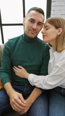 Sevgi dolu bir çift, sıcak bir oturma odasında sevgi, rahatlık ve sıcak bir iç mekan tasvir eder..