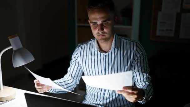 Hombre Hispano Enfocado Revisando Documentos Por Noche Oficina Iluminado Por — Vídeos de Stock