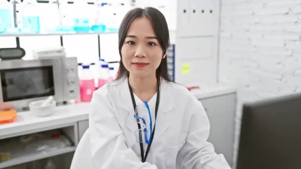Fröhliche Junge Chinesische Wissenschaftlerin Zeigt Mit Dem Finger Auf Dich — Stockvideo