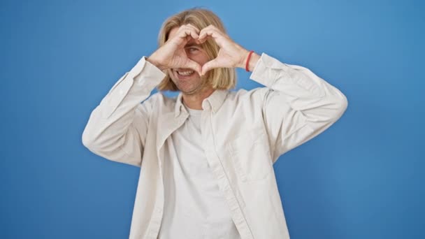 Šťastný Muž Gestikuluje Rukama Opřenýma Modrou Zeď Vyvolává Lásku Pozitivitu — Stock video