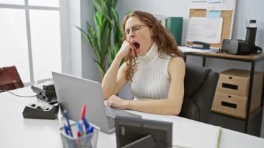 Depresyonda genç bir kadın, güzel ama sıkıcı, iş yerinde depresyonla mücadele eden düşünen bir çalışan.