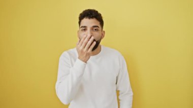 Genç adam kameraya bakıyor ve havayla öpüşüyor. Güzel ve seksi. Aşk ifadesi. izole edilmiş sarı arkaplan