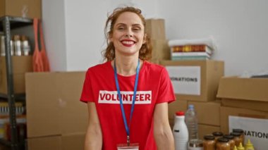 Yorgun bir kadın bağış merkezinde dinleniyor. Kutularla dolu, şefkat ve toplum hizmeti tasvir ediliyor..