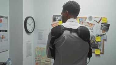 Bir polis departmanındaki soruşturma kurulunu analiz eden Afrikalı bir Amerikalının arka planı.