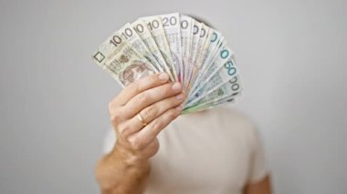 Sakallı neşeli genç bir adam, beyaz bir arkaplan karşısında Polonya zloti banknotları hayranı, zenginlik veya tasarruf tasvir.