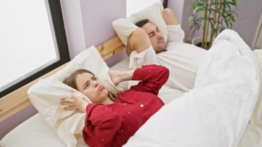 Horlamaktan rahatsız olan bir kadın, yatak odasında uyuyan bir adamın yanında yatıp sıradan bir çiftin sorununu resmediyor..