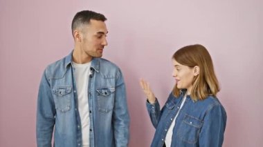 Kot gömlekli güzel bir çift, kulak misafiri oluyorlar, dedikodular duyuyorlar. Pembe izolasyon odaklı sağırlık