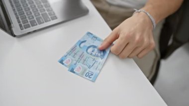 Meksika Peso banknotları ile görevde olan genç İspanyol adam masasında finans, adam, para, Meksika, profesyonel, iş, para, dizüstü bilgisayar, yetişkin, çalışma alanı