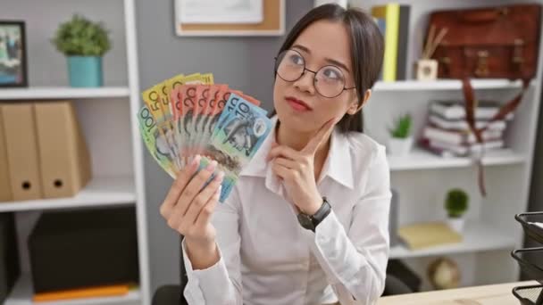 Happy Chinese Woman Eureka Moment Office Australian Dollars — Stock video