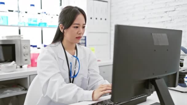 Zestresowany Młody Chiński Naukowiec Zajmujący Się Migreną Ból Laboratorium — Wideo stockowe